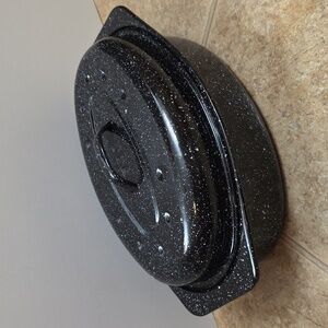 Roasting Pan - Graniteware 13 In. Covered Roaster - Black And White  Speckles